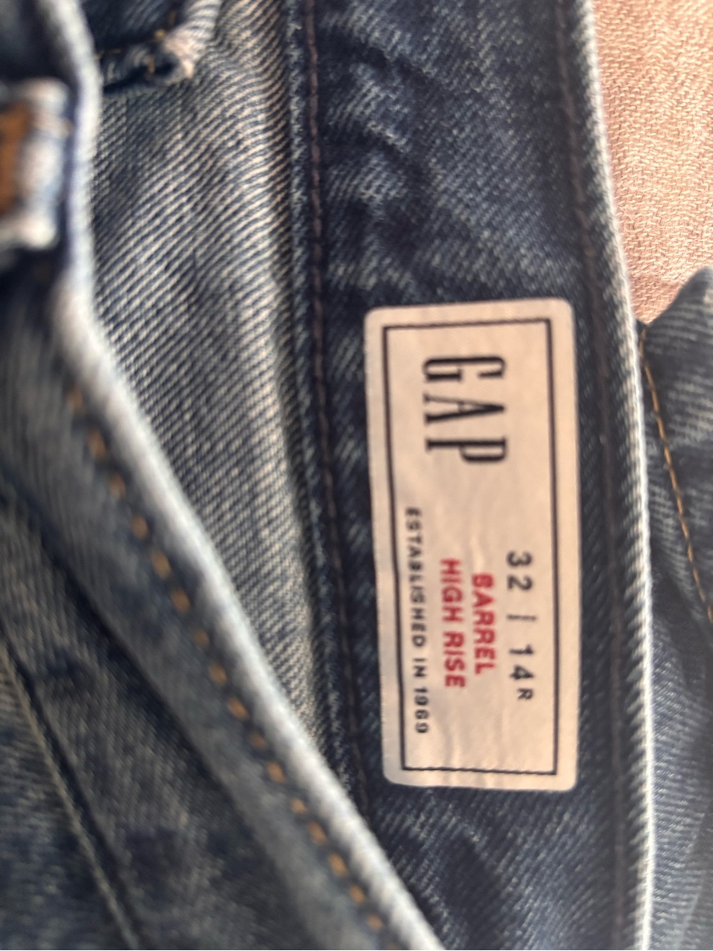 GAP Barrel High Rise Jeans
Size 32 / 14R
Excellent Used Condition - Picture 6 of 7